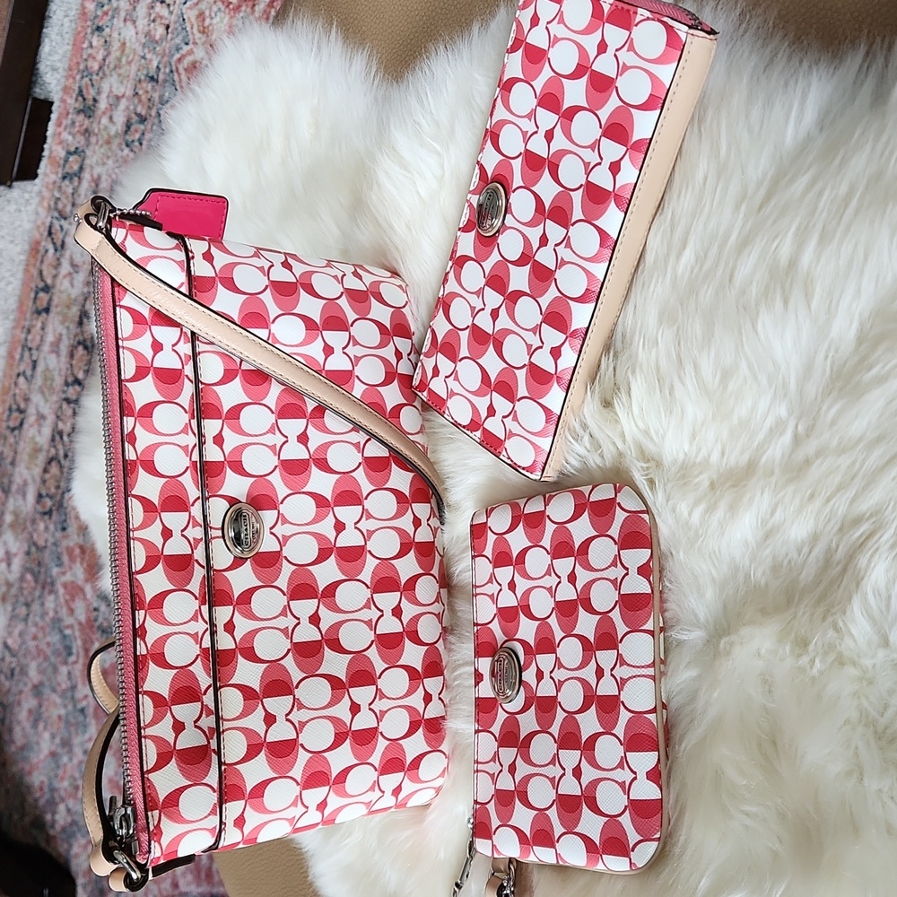 Cute Coach Red Signature Chalk Leather Top Zip Wristlet Wallet ♥️🤍 - Picture 13 of 13